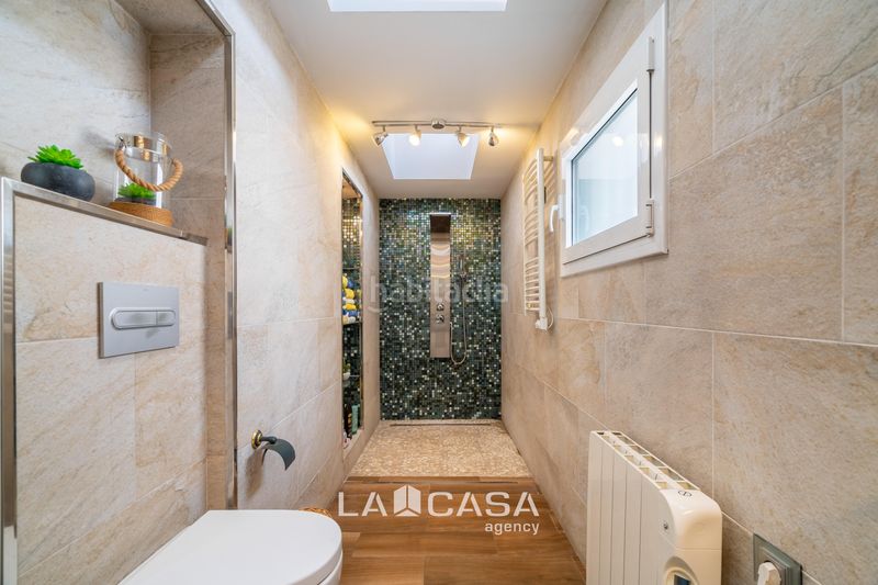 Foto 4206c1db-117b-401c-a989-75bdd651d7ef. Casa amb calefacció aparcament piscina a Lluminetes Castelldefels