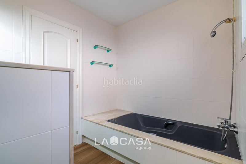 Foto cce3ee60-3748-4e3b-8f89-6e8a1442a5b6. Casa amb calefacció aparcament piscina a Lluminetes Castelldefels