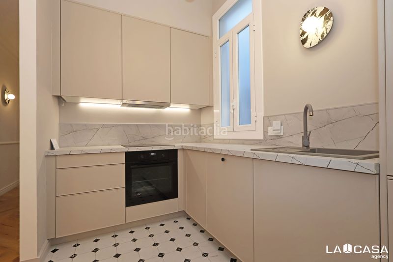 Foto bf6442e6-f584-4dd3-8108-afe0d622f5fa. Piso en Raval Barcelona