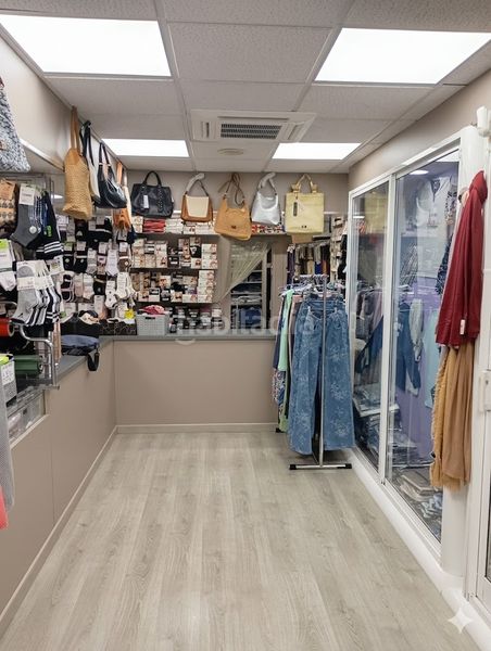 Foto 7cceb683-3223-4e3f-a99f-54d8a171adcc. Local comercial a La Gavarra Cornellà de Llobregat