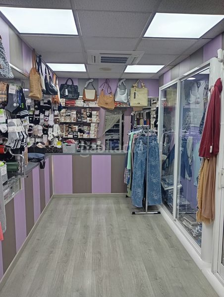 Foto 910f0f99-34a2-4b47-98eb-4c1b94a8948c. Local comercial a La Gavarra Cornellà de Llobregat