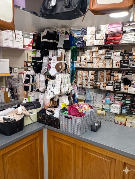 Foto fd57773a-9b6a-4c08-a636-2e95f713c09e. Local comercial a La Gavarra Cornellà de Llobregat