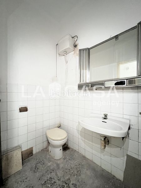 Foto ad1d0458-dbd0-4aa6-8f20-3a3d48209a6e. Local comercial a La Salut Badalona