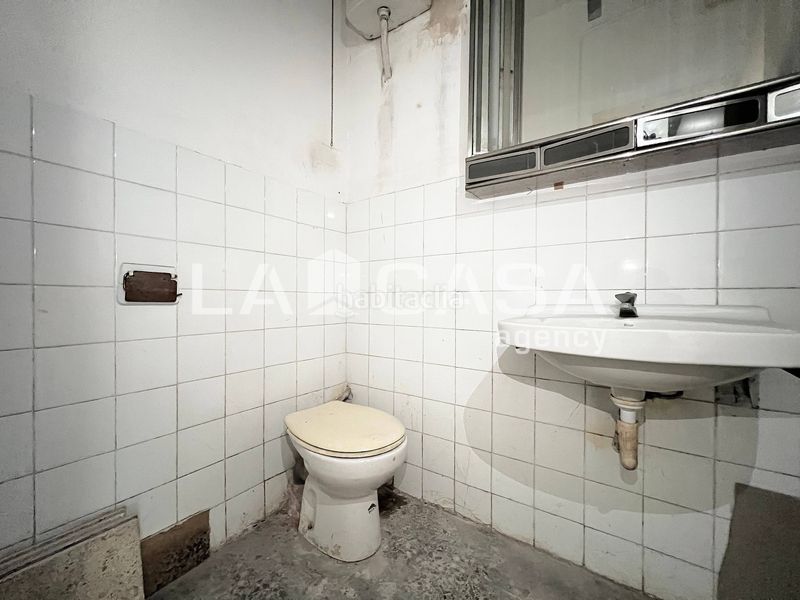 Foto c42eb23f-68d4-4605-9799-5497447ac9d6. Local comercial a La Salut Badalona