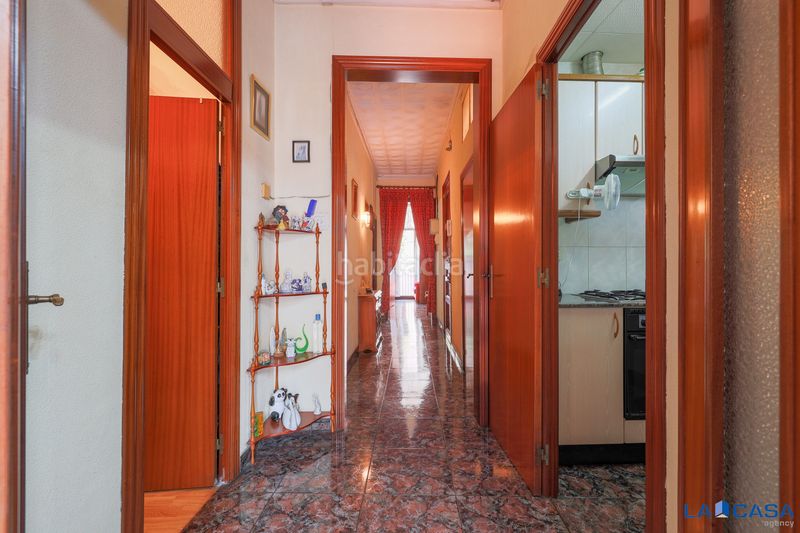 Foto fe8c6c8a-caba-44e3-bbcd-0b39903af4ec. Piso en Raval Barcelona