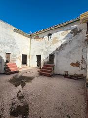 Casa adossada en Carmona. Casa de esquina con gran potencial en el corazn del barrio de l