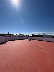 Casa adossada en Carmona. Vivienda con potencial en el parque del almendral