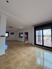 Casa adossada en Carmona. Vivienda premium en zona feria