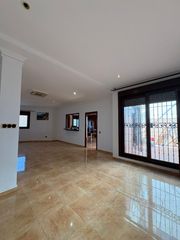 Rent Chalet in Carmona. Casa alquiler