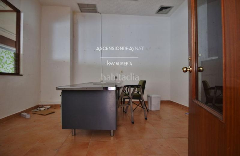 Foto a57395fb-45a8-47d4-b3cd-e4857f6d6115. Alquiler local comercial  en esquina calle hermanos pinzón esquina con calle doctor barraquer en Almería