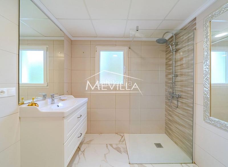 Foto 73544e8b-3c27-4e64-87ec-81047eb245ee. Maison avec parking piscine dans Campoamor Orihuela