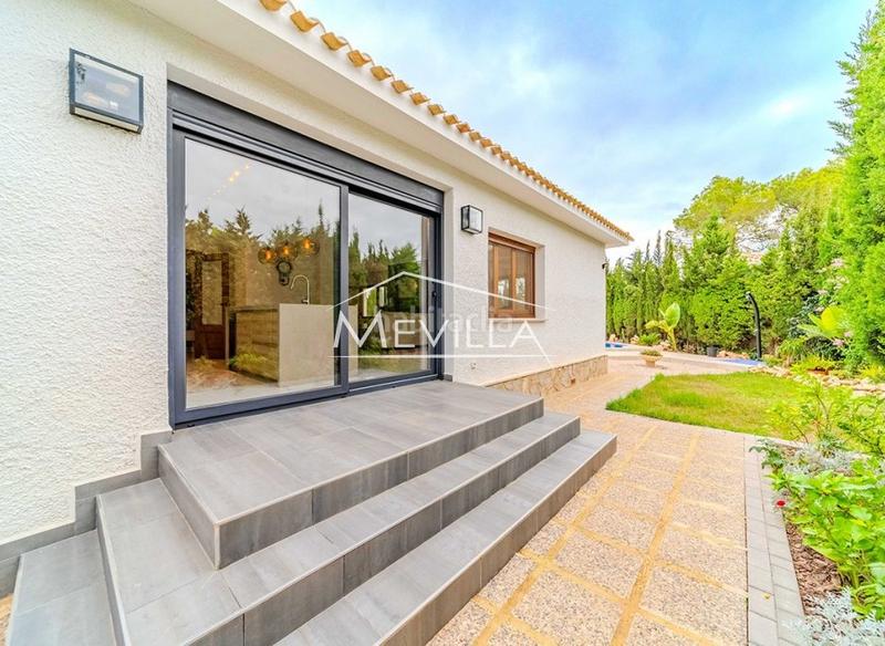 Foto d93a40b9-0b5a-421f-bd77-c51a566305aa. Maison avec parking piscine dans Campoamor Orihuela