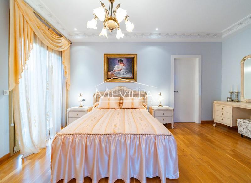 Foto 0bbf35a1-9b88-4941-966e-27ef6d3a5e6a. House with parking pool in Campoamor Orihuela