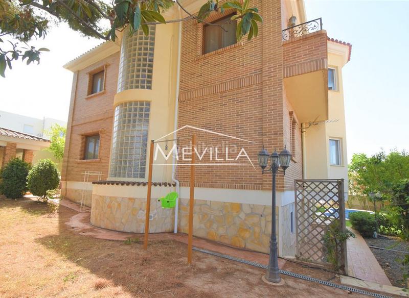 Foto 46cf46de-259c-4ab1-8e75-574f1c86aeed. Casa amb aparcament piscina a La Marina Elche / Elx