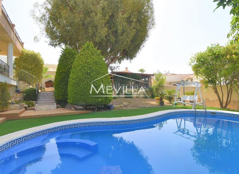 Foto 79e68c3f-f8b9-4cfc-b67a-a2d4d1a41ef9. Casa amb aparcament piscina a La Marina Elche / Elx