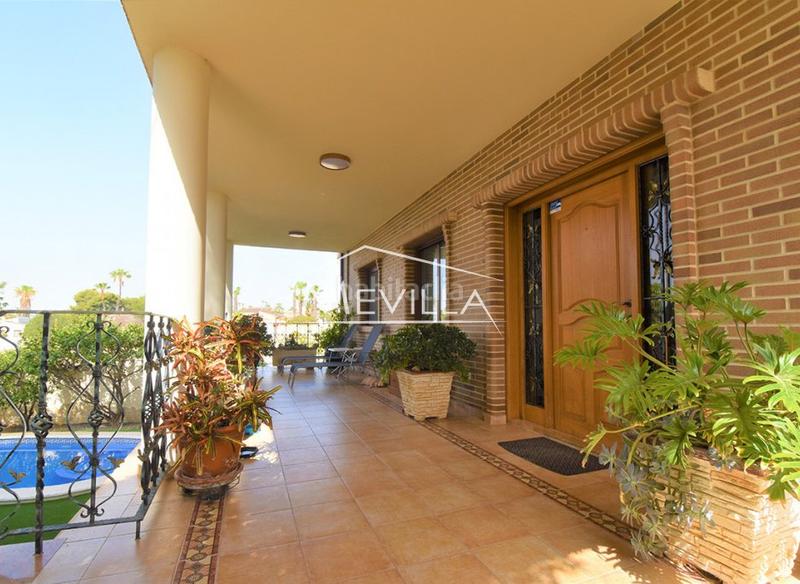 Foto 8016b3c5-fbae-4e52-9120-387e19d75ebb. Casa amb aparcament piscina a La Marina Elche / Elx