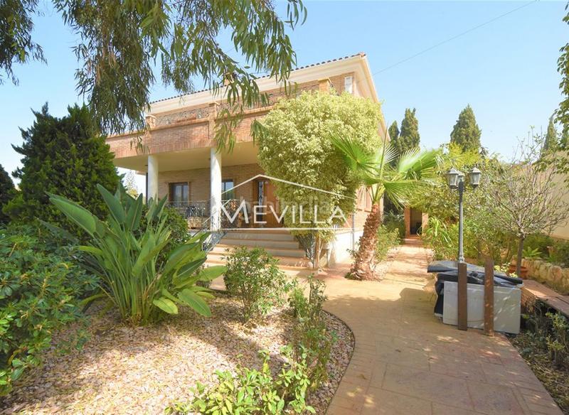 Foto bcdc187e-e87e-49c0-9048-3d042edba098. Casa amb aparcament piscina a La Marina Elche / Elx