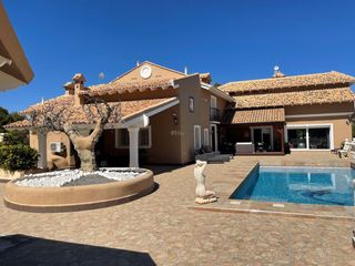 Casa  Pd sententilla. 1 real estate se complace en presentar esta exclusiva villa ubic