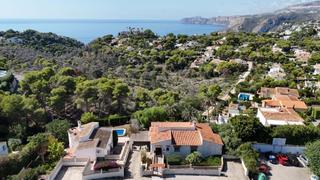 Maison  Carrer cabo la nao. Construida originalmente en 1980, la villa se encuentra en una g