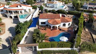 Casa  Calle murcia. En el interior, la villa se abre a un amplio salón y comedor de