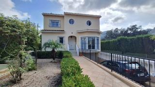 Casa  Calle la sima. A su llegada, la villa impresiona inmediatamente con su entrada