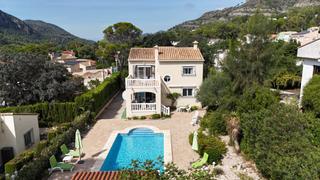 Maison  Calle la sima. A su llegada, la villa impresiona inmediatamente con su entrada
