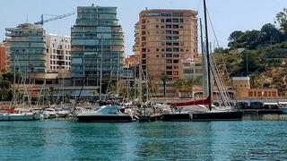 Pis  Avineda isla de formentera. La entrada al edificio se realiza a través de un sistema seguro