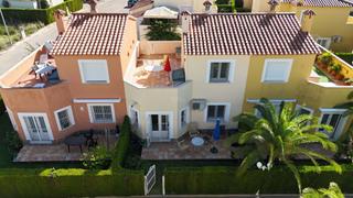 Reihenhaus  Calle murillo b. Al entrar por la puerta principal de seguridad privada, se le da