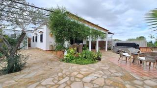 Casa  Partida devesa. Entra para descubrir una sala de estar y comedor de planta abier