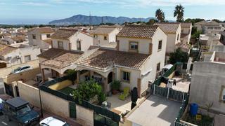 Casa  Calle granada. A su llegada, una puerta privada se abre a jardines de bajo mant