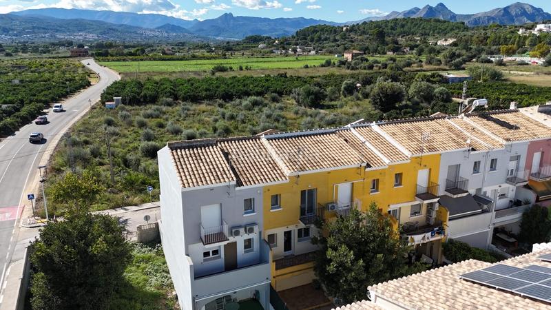 Foto ea050fcc-3e10-4b98-b6a1-49d62db65df6. Casa adossada amb calefacció aparcament a Beniarbeig