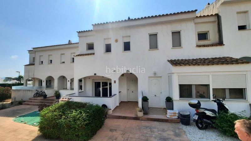 Foto 0cead542-eeca-4938-b055-013b139cdf6d. Casa adosada la propiedad cuenta con un diseño luminoso de planta abierta en la planta baja, que combina una cocina moderna, un cómodo salón y en Nucia (la)