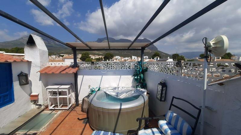 Foto 208f4b40-743f-4f7c-8ba2-bfb623b140b6. Casa adosada la propiedad cuenta con un diseño luminoso de planta abierta en la planta baja, que combina una cocina moderna, un cómodo salón y en Nucia (la)