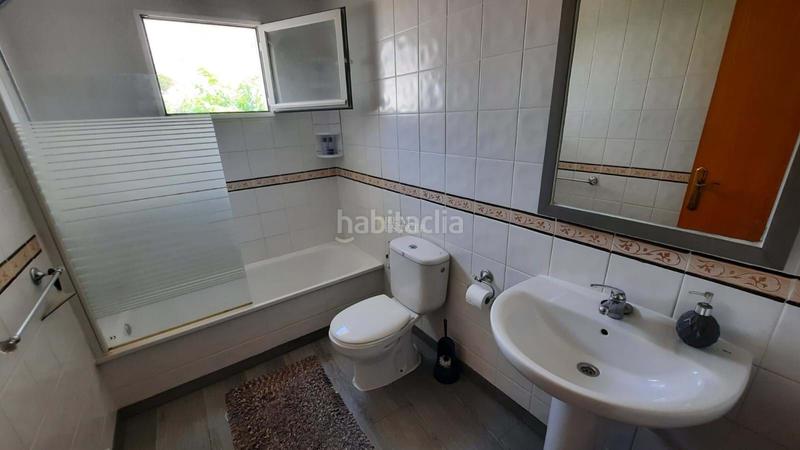 Foto 2ad3dffb-7ec0-4104-b0f1-fa0ed7f2af98. Casa adosada la propiedad cuenta con un diseño luminoso de planta abierta en la planta baja, que combina una cocina moderna, un cómodo salón y en Nucia (la)