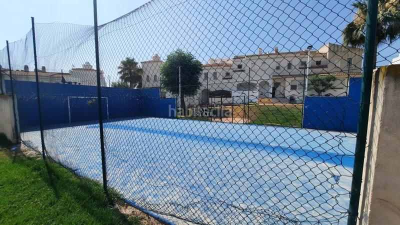 Foto 4e4d94fb-460b-44c0-b562-89a9d852be20. Casa adosada la propiedad cuenta con un diseño luminoso de planta abierta en la planta baja, que combina una cocina moderna, un cómodo salón y en Nucia (la)