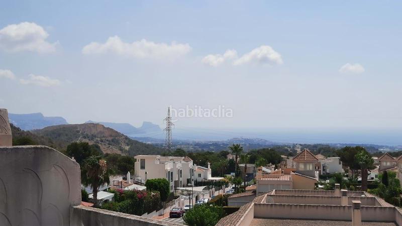 Foto 78b15f51-d058-430b-87b4-89d0dab6f5c1. Casa adosada la propiedad cuenta con un diseño luminoso de planta abierta en la planta baja, que combina una cocina moderna, un cómodo salón y en Nucia (la)