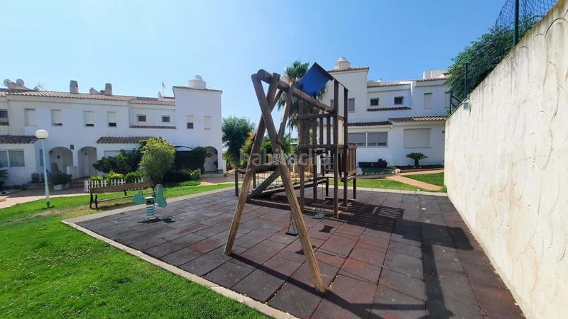 Foto 797c7614-460f-4d19-a6d1-6f633ee954fa. Casa adosada la propiedad cuenta con un diseño luminoso de planta abierta en la planta baja, que combina una cocina moderna, un cómodo salón y en Nucia (la)