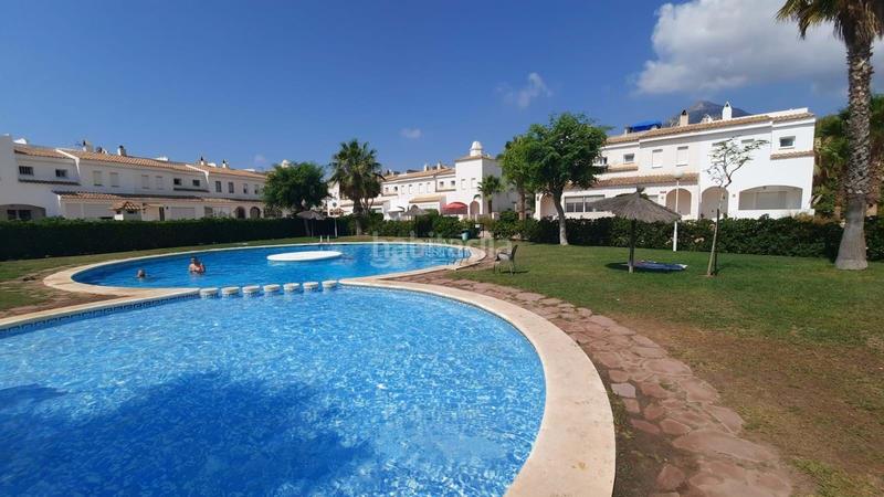 Foto 80669a1c-9082-4428-bf9e-a3eb9304afe8. Casa adosada la propiedad cuenta con un diseño luminoso de planta abierta en la planta baja, que combina una cocina moderna, un cómodo salón y en Nucia (la)