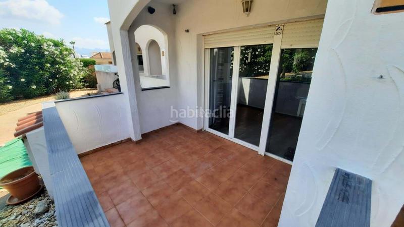 Foto c38412e9-f6d1-4d93-a2f7-5c90c182f63b. Casa adosada la propiedad cuenta con un diseño luminoso de planta abierta en la planta baja, que combina una cocina moderna, un cómodo salón y en Nucia (la)