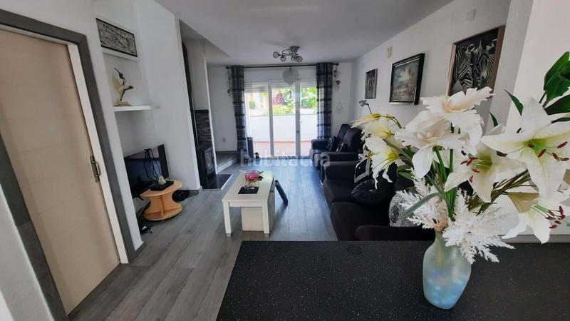 Foto f354b4bb-7582-4f7d-9289-e1a41507003e. Casa adosada la propiedad cuenta con un diseño luminoso de planta abierta en la planta baja, que combina una cocina moderna, un cómodo salón y en Nucia (la)