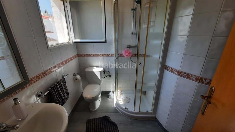 Foto fc230b89-5a81-4e7f-a1f2-3734d861be67. Casa adosada la propiedad cuenta con un diseño luminoso de planta abierta en la planta baja, que combina una cocina moderna, un cómodo salón y en Nucia (la)