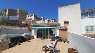 Casa adossada  Calle pozo. Esta propiedad engañosamente grande le da la bienvenida con un g