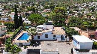 Casa  Carrer cactus. En el interior, la villa cuenta con una distribución amplia y lu