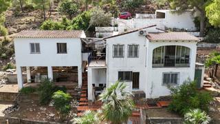 Haus  Avineda garrofer del. A nivel de la calle, la propiedad ofrece un garaje abierto con e
