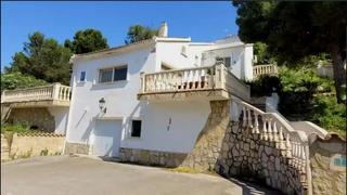 Casa  Carrer cirene. Inmaculadamente presentada en todas partes, la villa presenta un