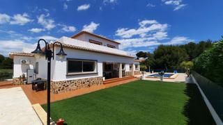 Casa  Partida buenavista h. Ubicada dentro de jardines nivelados completamente cerrados y a
