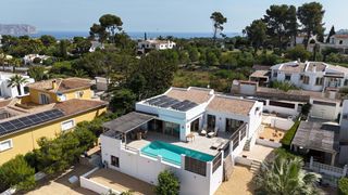 Haus  Calle sandro boticelli. Al entrar en la residencia principal, te recibe un amplio vestíb