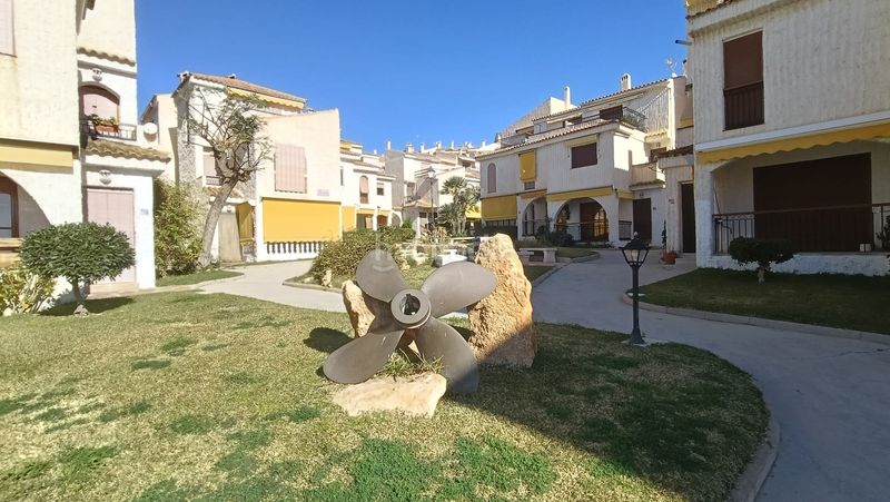 Foto 501ad072-fae7-4ac7-b5cd-f123d43b58a6. Casa amb piscina a Calas Santiago Bernabeu Santa Pola