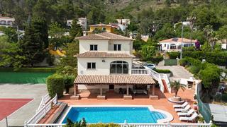 Casa  Carrer penya alta. Al entrar en la propiedad, le da la bienvenida un amplio y elega