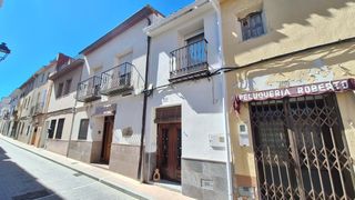 Casa adossada  Calle sant antoni. Un par de impresionantes y ornamentadas puertas dobles te dan la